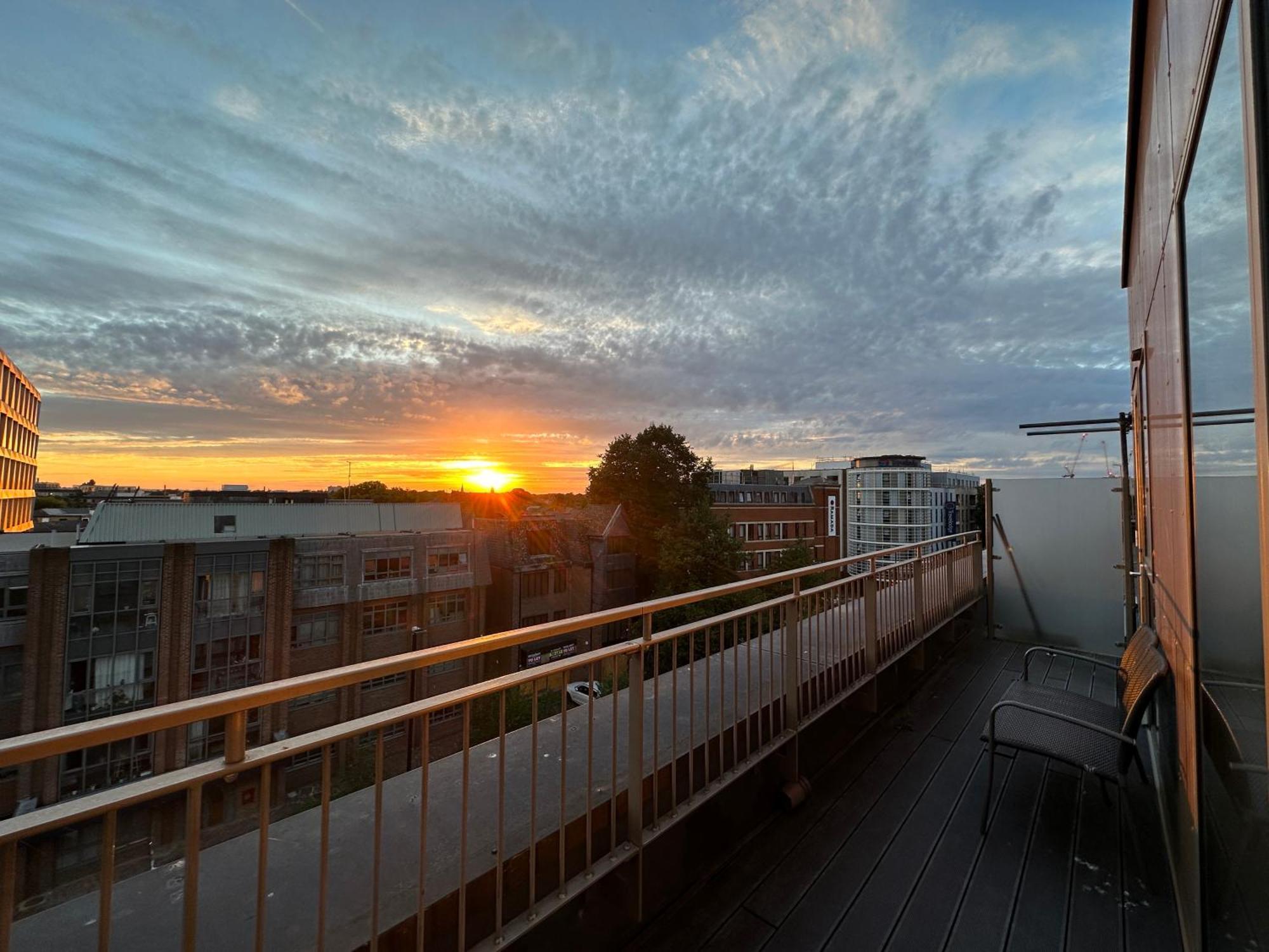 Spacious 2 Bedroom Penthouse Retreat London Exterior foto